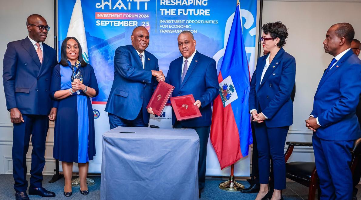 Professor Benedict Oramah, President and Chairman of the Board of Directors of Afreximbank exchanges partnership agreement documents with Honourable Dr. Garry Conille, Prime Minister of the Republic of Haiti (third right). The two leaders were accompanied by senior officials from Afreximbank and the government of Haiti