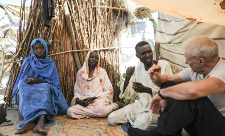 NRC Secretary General Jan Egeland meeting with Sudanese refugees in Chad. Photo: Karl Schembri/NRC
